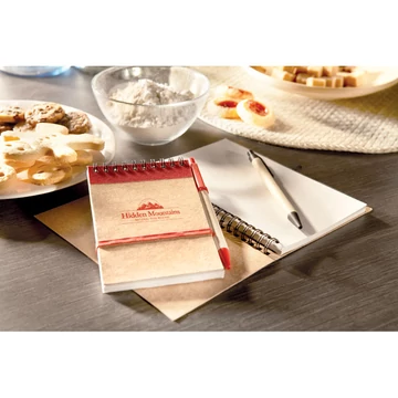 Újrahasznosított jegyzetfüzet tollal