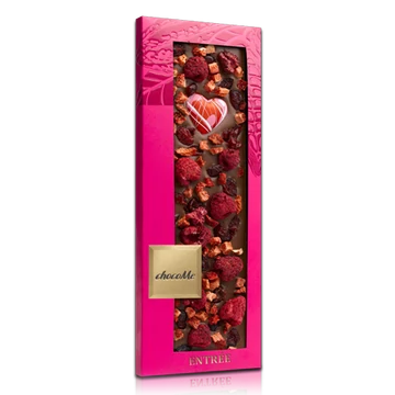 Tejcsokoládé, fehércsokoládé szív, liofilizált málnaszem, aszalt vörösáfonya, liofilizált eperdarabok