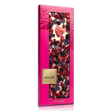 Fehércsokoládé, fehércsokoládé szív, kandírozott ibolyaszirom, liofilizált málnadarabok, liofilizált feketeszeder