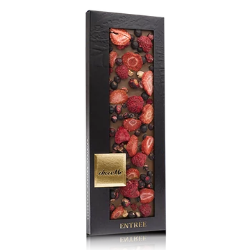 Tejcsokoládé, liofilizált eperszelet, liofilizált feketeribizli, liofilizált málnaszem