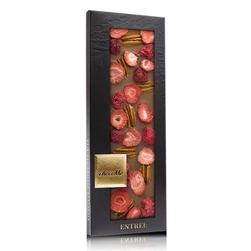 Tejcsokoládé, pekándió, liofilizált eperszelet, liofilizált málnaszem