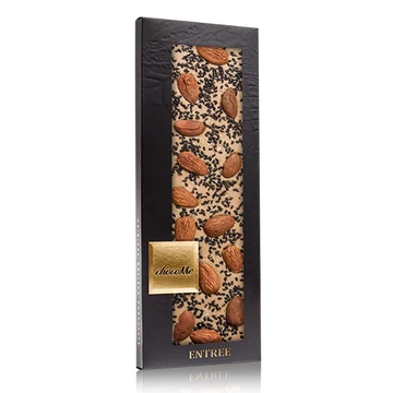 Valrhona 32% szőkecsokoládé, só, fekete szezámmag, mandula